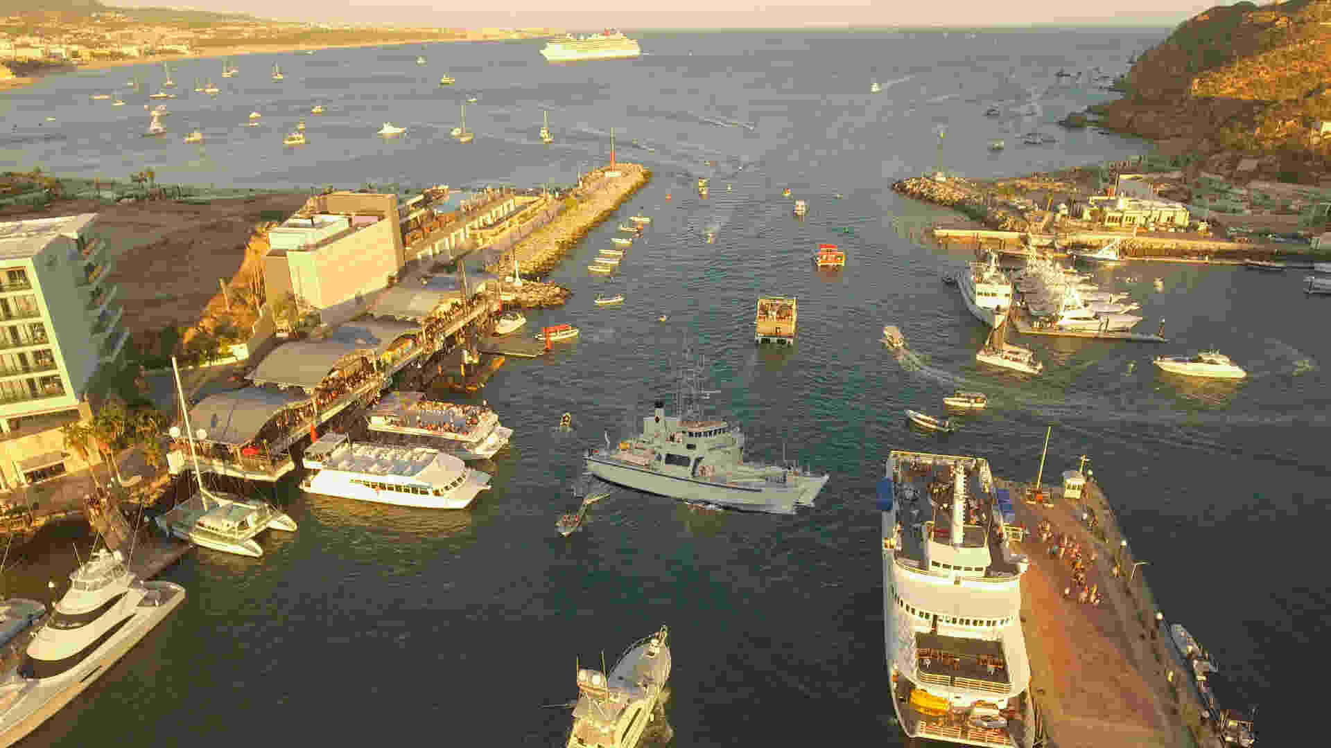 Rent A Boat Cabo photo view of the marina and bay of Cabo with hundreds of boats